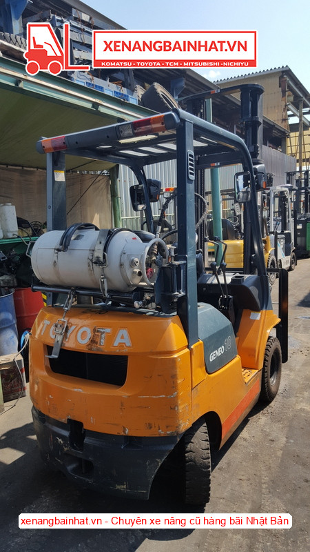 Xe nâng xăng Toyota 7FG10 1 Tấn, 4m-5 cũ hàng bãi Nhật