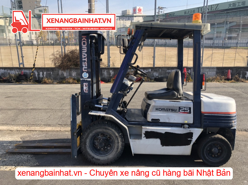 Xe nâng dầu Komatsu FD25-11 2.5 Tấn cũ hàng bãi Nhật