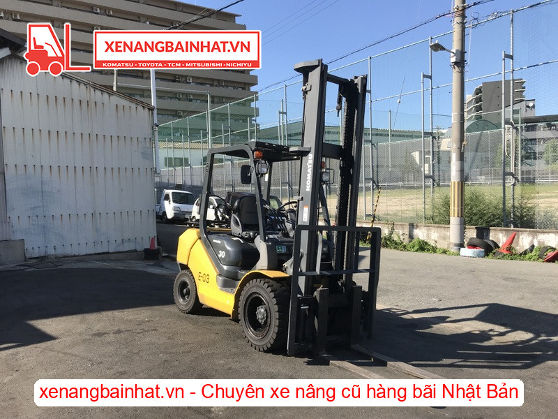 Xe nâng xăng Komatsu FG30T-17 3 Tấn, 4.5m-4 cũ hàng bãi Nhật