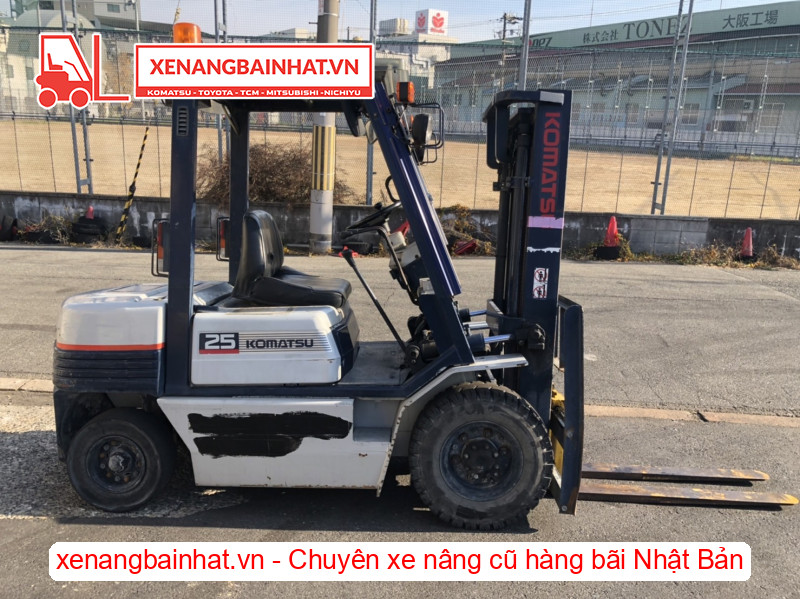 Xe nâng dầu Komatsu FD25-11 2.5 Tấn cũ hàng bãi Nhật