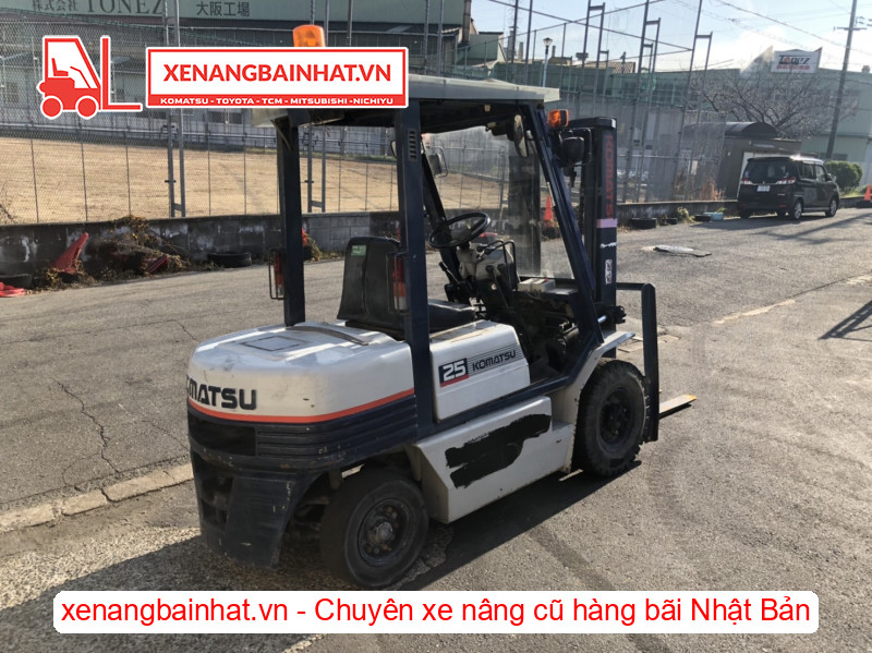 Xe nâng dầu Komatsu FD25-11 2.5 Tấn cũ hàng bãi Nhật