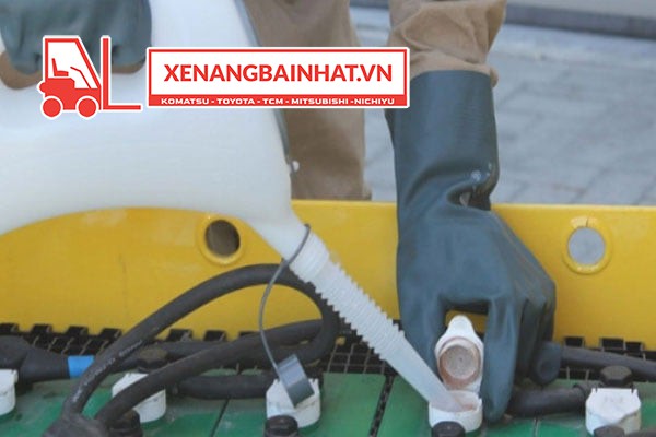Nước cất châm bình ắc quy xe nâng điện