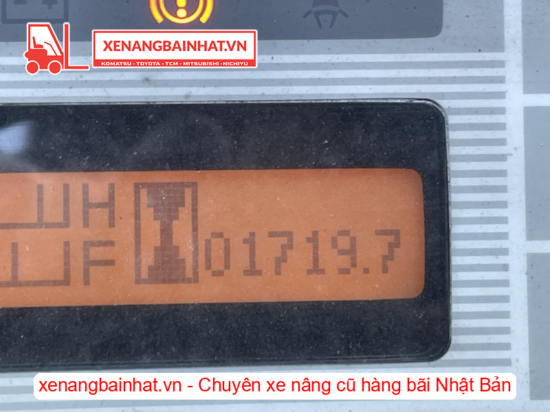 Xe nâng Nissan NP1F2A20D đang được bảo dưỡng