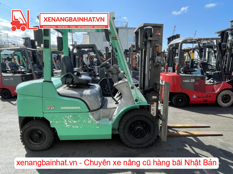 Xe nâng dầu 2.5 tấn Mitsubishi FD25D-F18C sử dụng lốp đặc