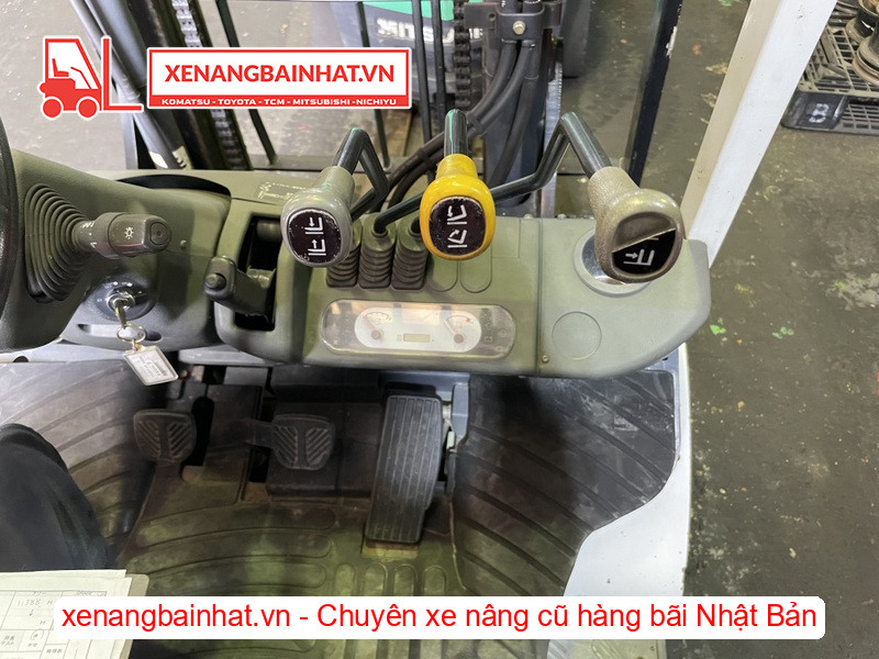 Các cần điều khiển Bộ Side shift trên Xe nâng dầu 2.5 tấn UniCarriers FD25T14