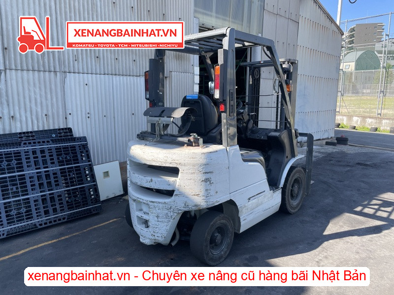 Xe nâng Nissan NP1F2A20D đang nâng một pallet hàng hóa