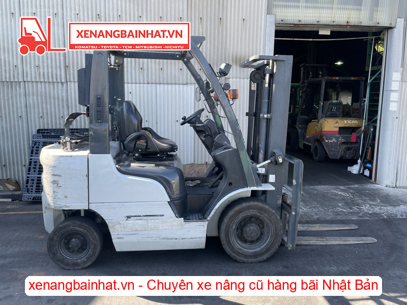 Xe nâng Nissan NP1F2A20D đang làm việc
