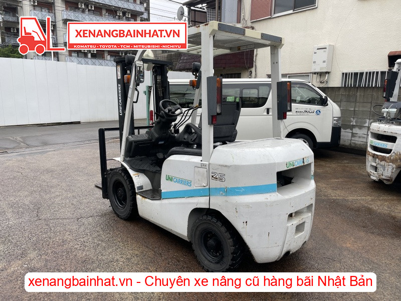 Xe nâng dầu 2.5 tấn UniCarriers FD25T14 đang nâng hàng