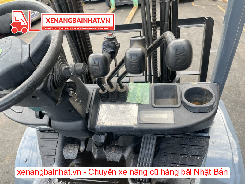 Các cần điều khiển trên Xe nâng dầu 3 tấn Toyota 52-8FD30