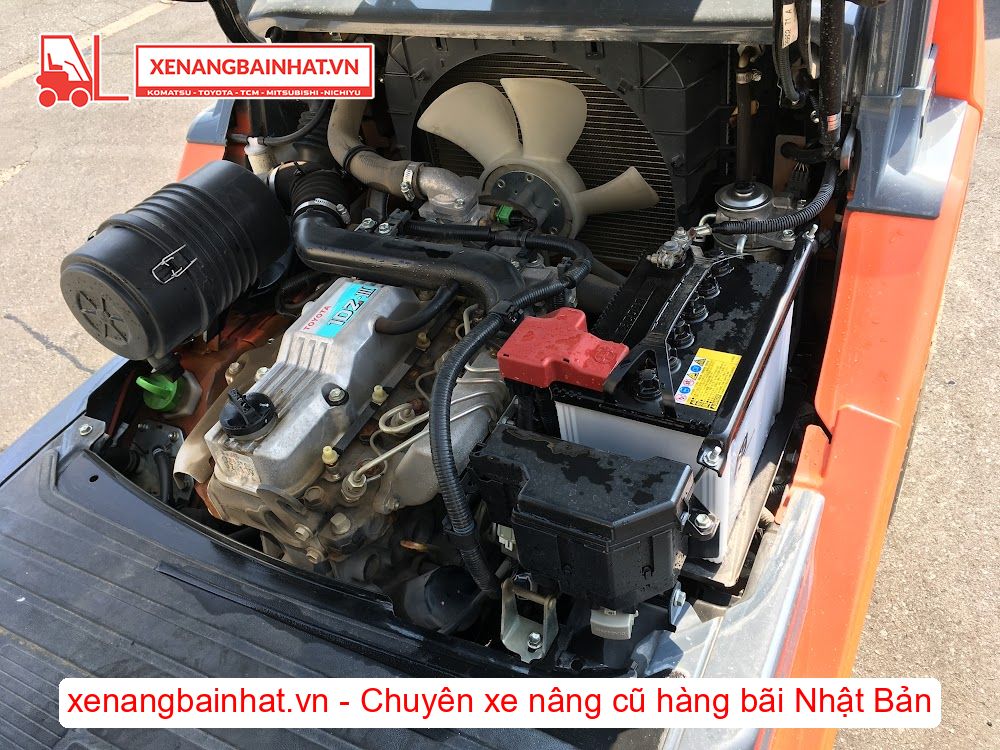 Xe nâng dầu 2.5 Tấn TOYOTA 02-8FDL25 nâng cao 3m SX 2015