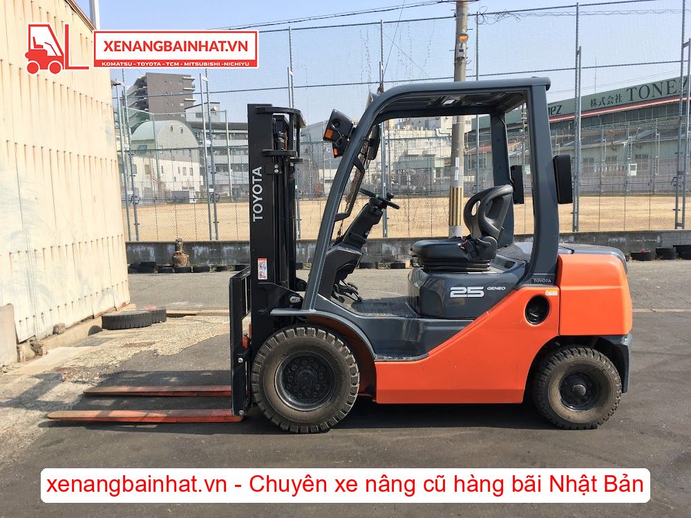 Xe nâng dầu 2.5 Tấn TOYOTA 02-8FDL25 nâng cao 3m SX 2015