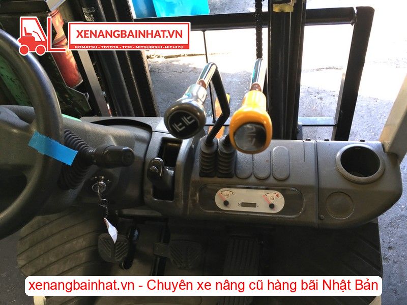 Xe nâng dầu 1.5 Tấn UNICARRIERS FD15T14 nâng cao 3m SX 2015