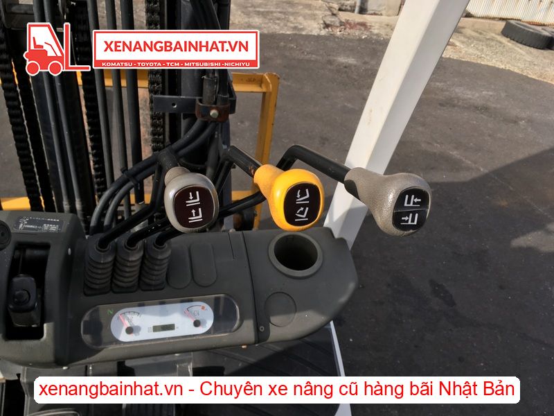 Xe nâng dầu 2.5 Tấn UNICARRIERS FD25T4 nâng cao 4.8m triple SX 2015