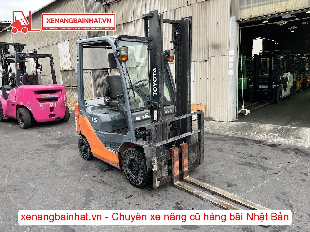Xe nâng dầu 1.5 Tấn TOYOTA 8FD15 nâng cao 3.5m SX 2011