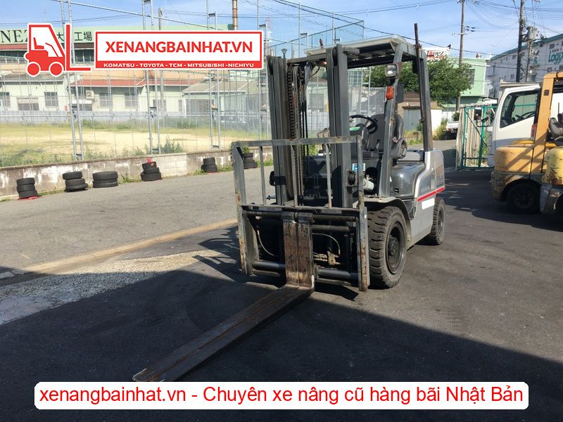 Xe nâng dầu 3 Tấn Nissan YG1F2M30 nâng cao 3m SX 2011