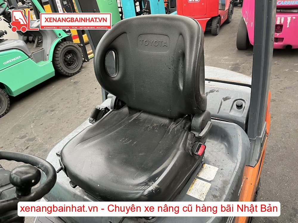 Xe nâng dầu 1.5 Tấn TOYOTA 8FD15 nâng cao 3.5m SX 2011