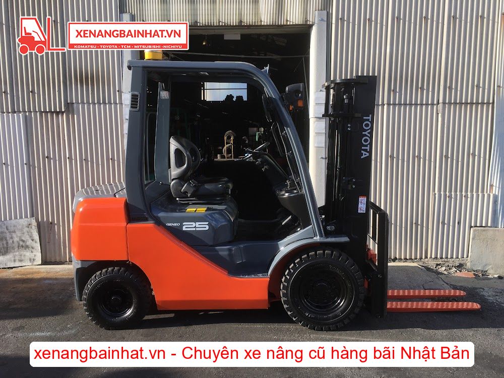 Xe nâng dầu 2.5 Tấn TOYOTA 02-8FD25 nâng cao 3m SX 2015