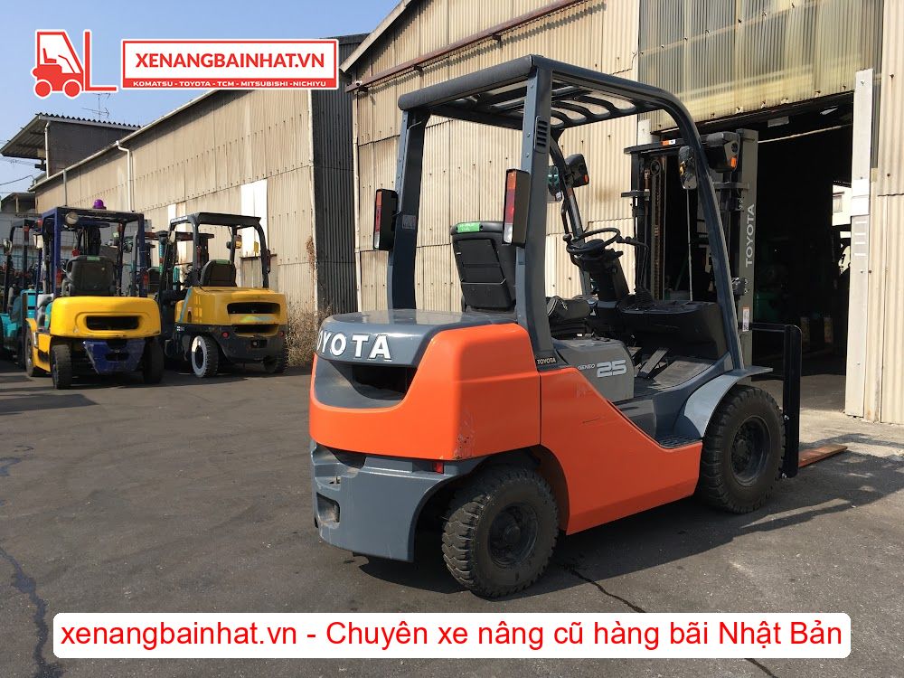 Xe nâng dầu 2.5 Tấn TOYOTA 02-8FDL25 nâng cao 3m SX 2015