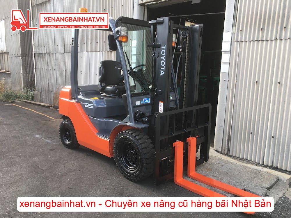 Xe nâng dầu 2.5 Tấn TOYOTA 02-8FD25 nâng cao 3m SX 2015