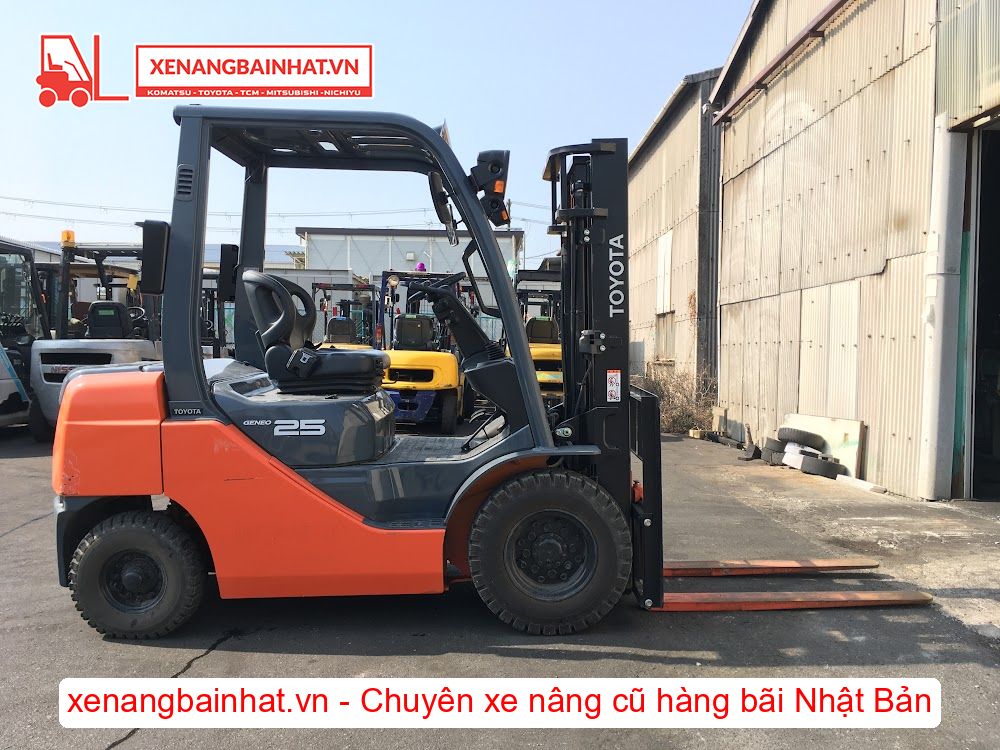 Xe nâng dầu 2.5 Tấn TOYOTA 02-8FDL25 nâng cao 3m SX 2015