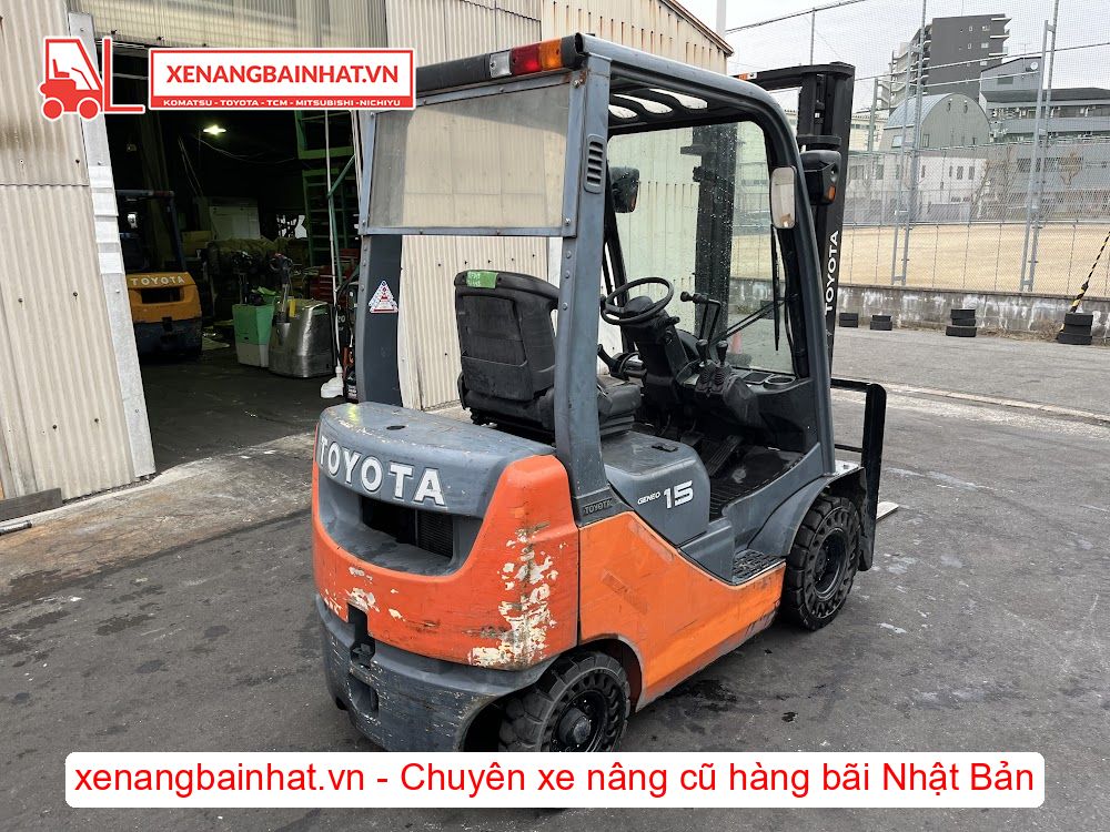 Xe nâng dầu 1.5 Tấn TOYOTA 8FD15 nâng cao 3.5m SX 2011