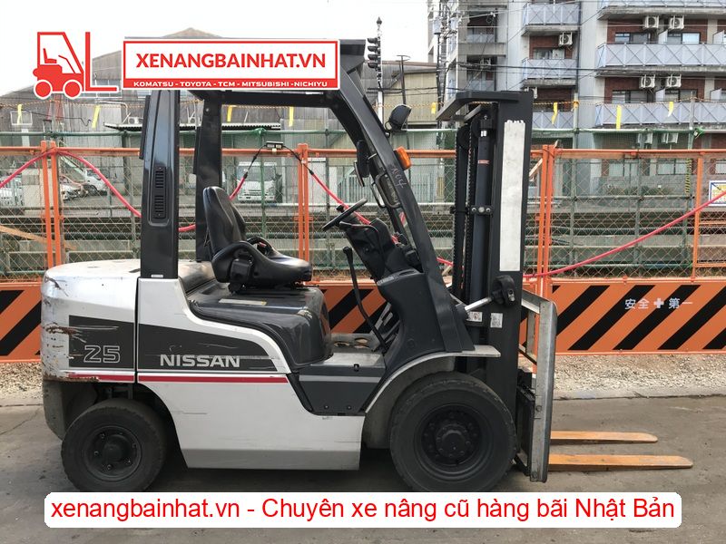 Xe nâng dầu 2.5 Tấn Nissan Y1F2M25 nâng cao 3m SX 2011