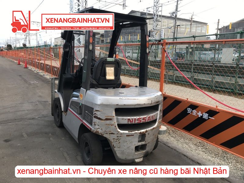 Xe nâng dầu 2.5 Tấn Nissan Y1F2M25 nâng cao 3m SX 2011