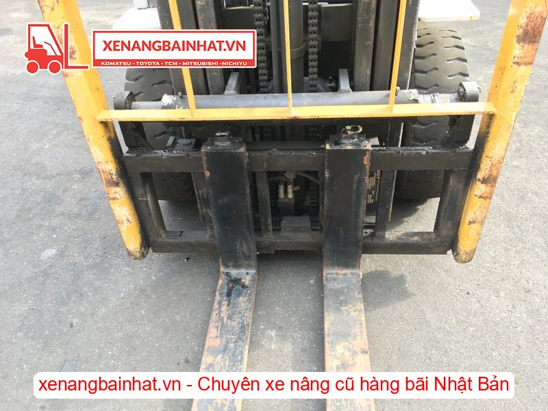 Xe nâng dầu 2.5 Tấn UNICARRIERS FD25T4 nâng cao 4.8m triple SX 2015