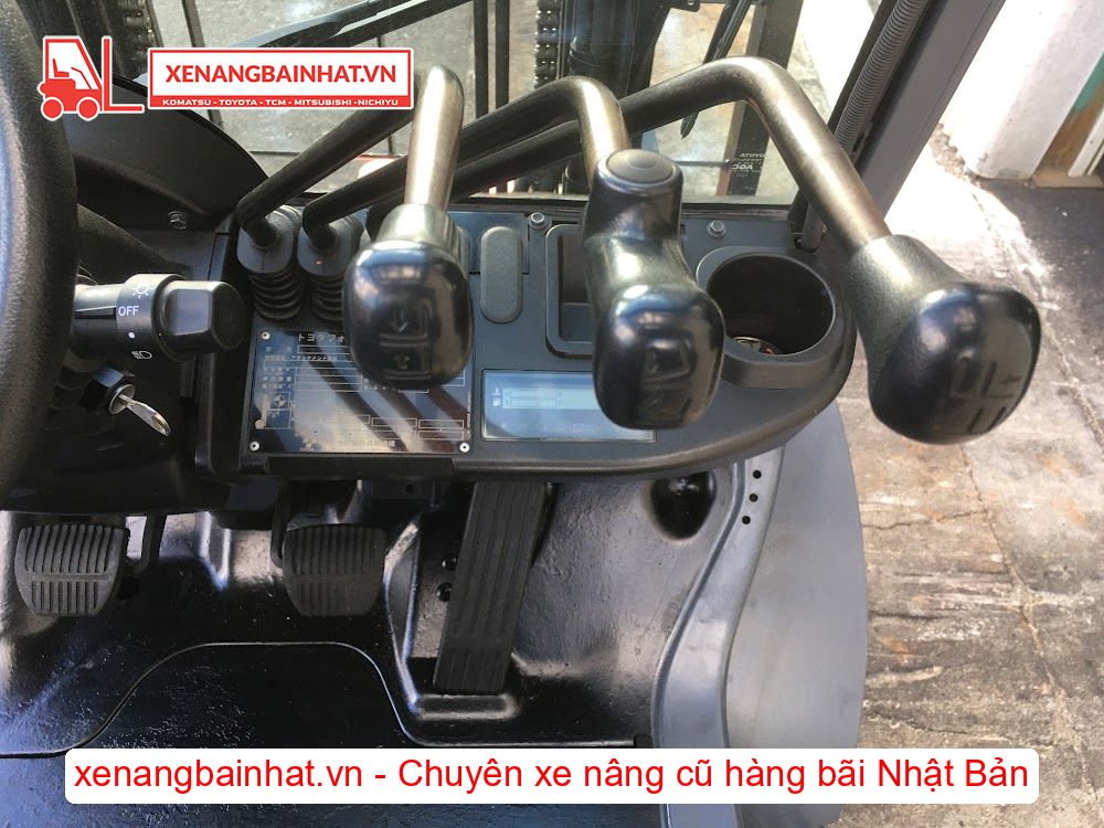 Xe nâng dầu 2.5 Tấn TOYOTA 02-8FD25 nâng cao 3m SX 2015