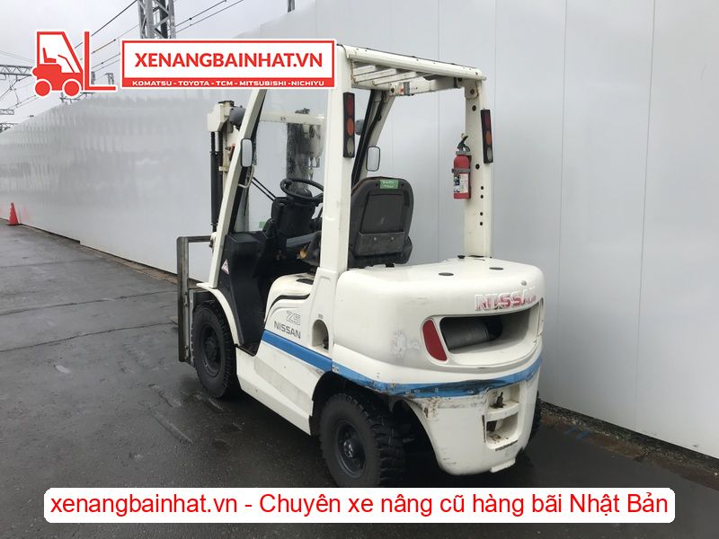 Xe nâng dầu 2.5 Tấn Nissan YL02A25 nâng cao 3m SX 2005