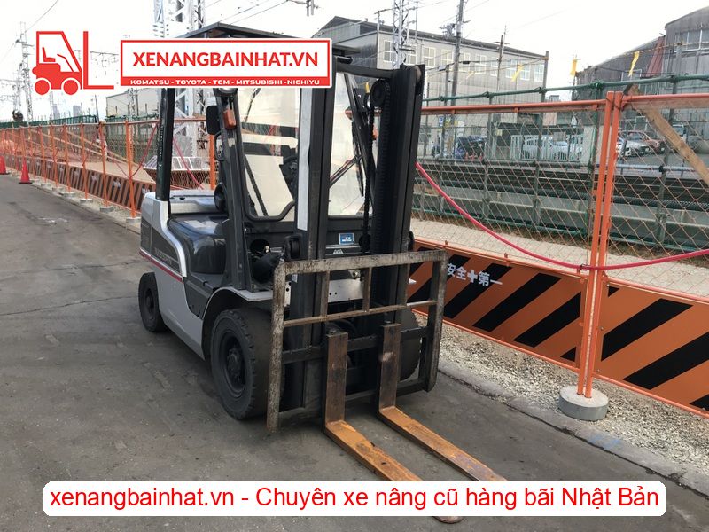 Xe nâng dầu 2.5 Tấn Nissan Y1F2M25 nâng cao 3m SX 2011