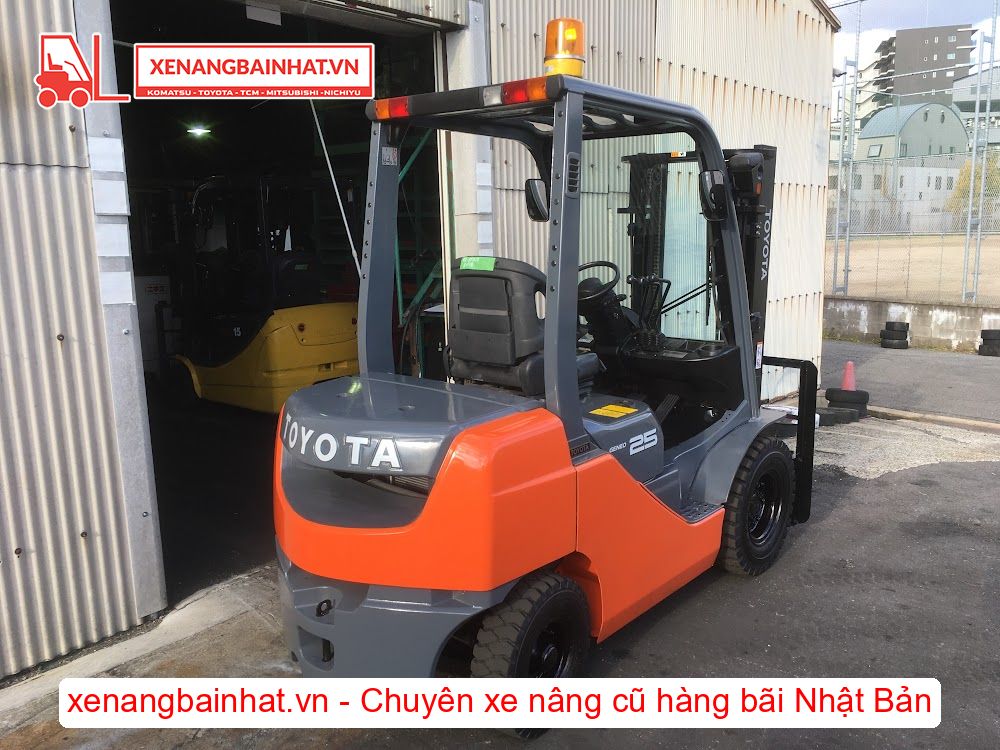 Xe nâng dầu 2.5 Tấn TOYOTA 02-8FD25 nâng cao 3m SX 2015