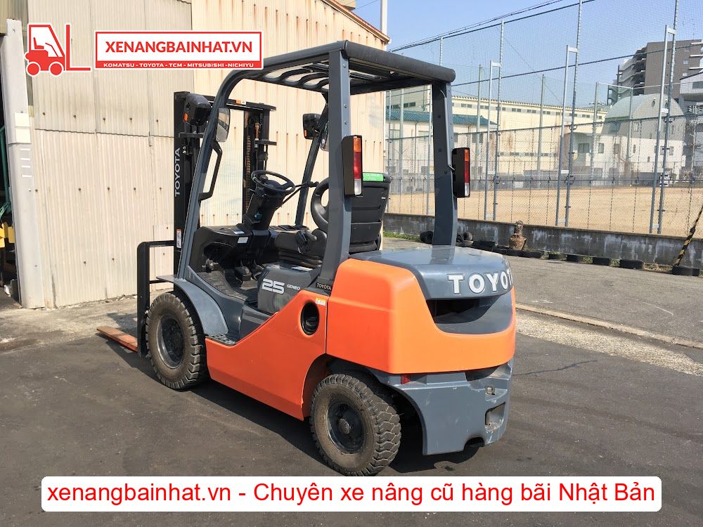 Xe nâng dầu 2.5 Tấn TOYOTA 02-8FDL25 nâng cao 3m SX 2015