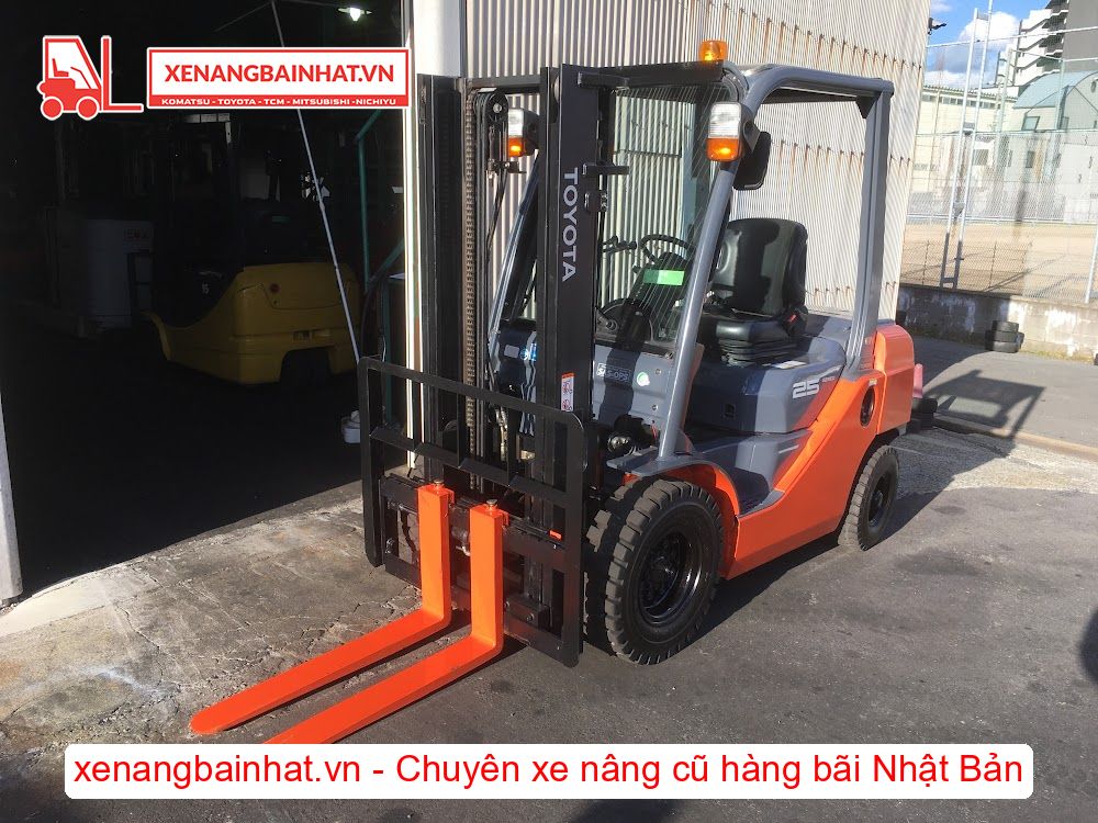 Xe nâng dầu 2.5 Tấn TOYOTA 02-8FD25 nâng cao 3m SX 2015