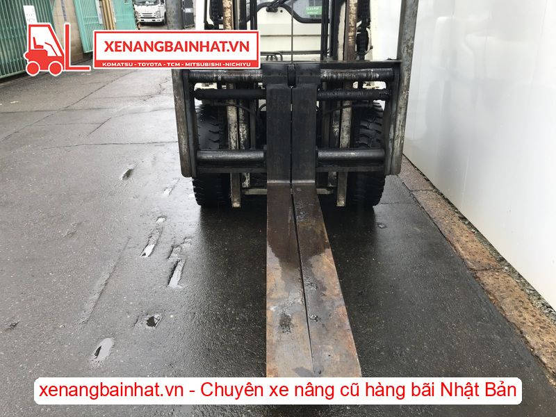 Xe nâng dầu 2.5 Tấn Nissan YL02A25 nâng cao 3m SX 2005