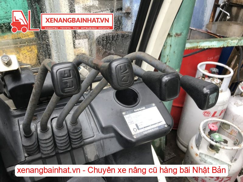 Xe nâng dầu 2.5 Tấn Nissan YL02A25 nâng cao 3m SX 2005