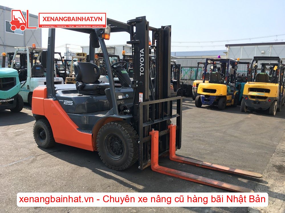 Xe nâng dầu 2.5 Tấn TOYOTA 02-8FDL25 nâng cao 3m SX 2015