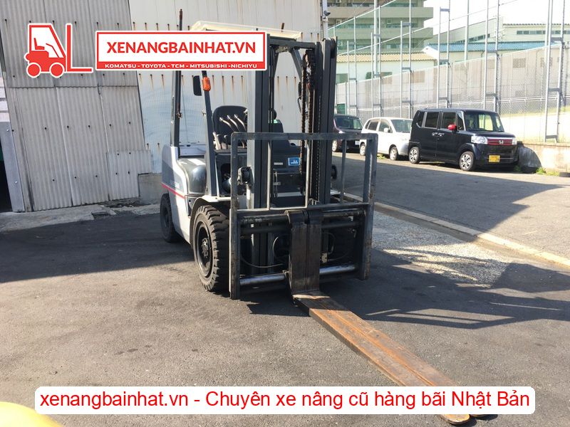 Xe nâng dầu 3 Tấn Nissan YG1F2M30 nâng cao 3m SX 2011