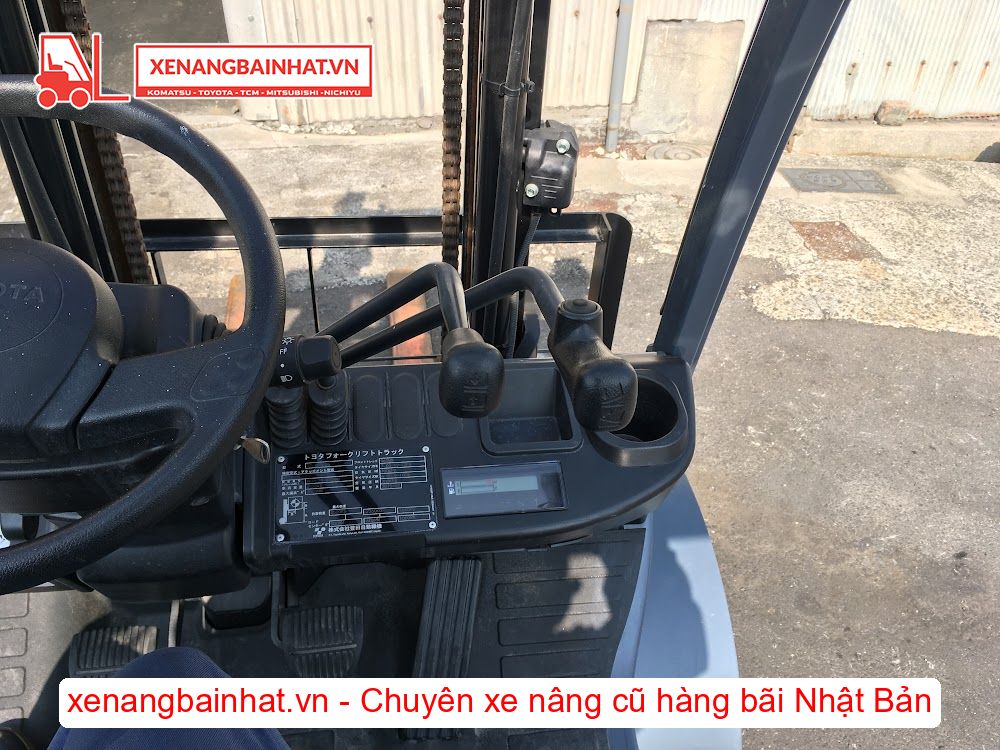Xe nâng dầu 2.5 Tấn TOYOTA 02-8FDL25 nâng cao 3m SX 2015