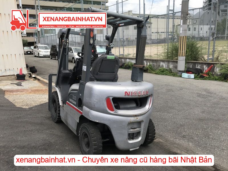 Xe nâng dầu 2 Tấn Nissan YL02A20 nâng cao 3m SX 2005