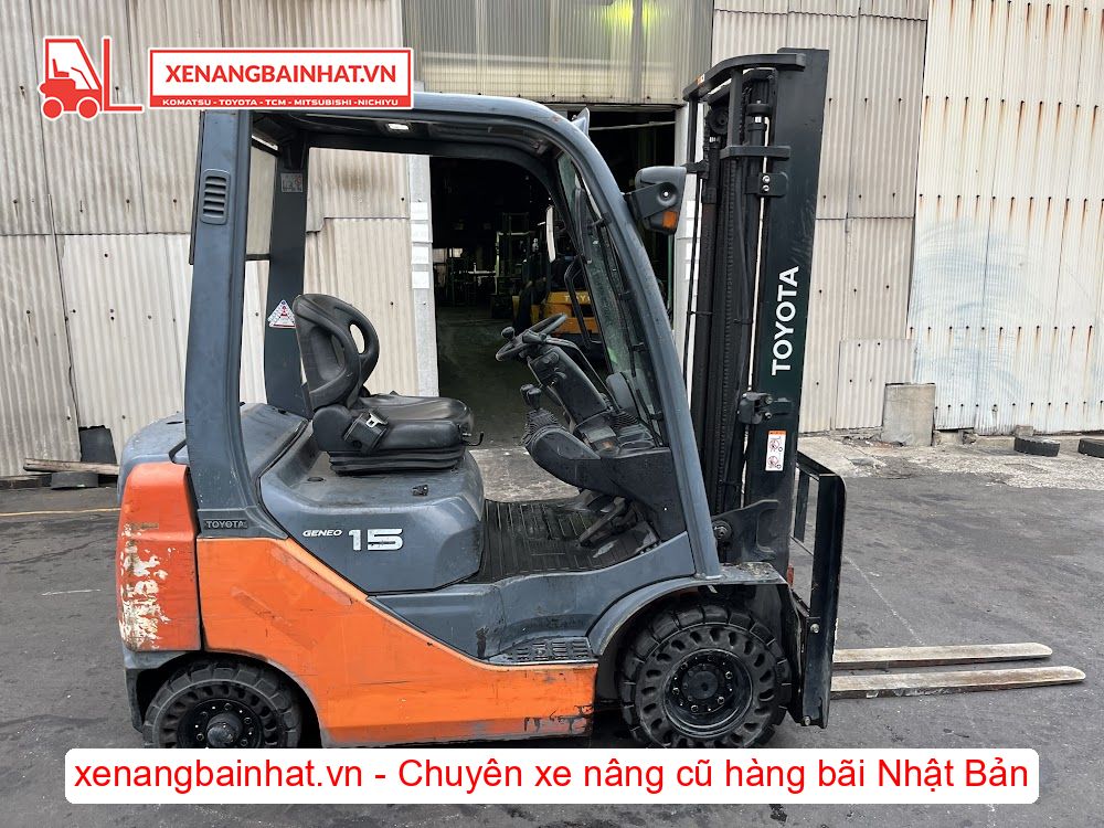 Xe nâng dầu 1.5 Tấn TOYOTA 8FD15 nâng cao 3.5m SX 2011