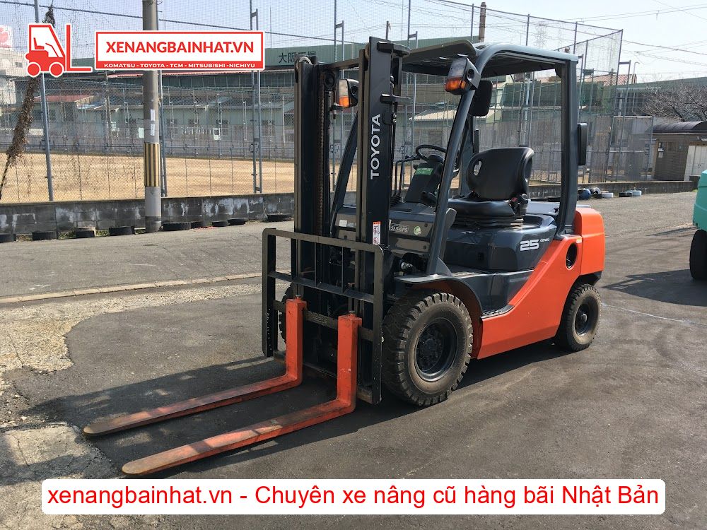 Xe nâng dầu 2.5 Tấn TOYOTA 02-8FDL25 nâng cao 3m SX 2015
