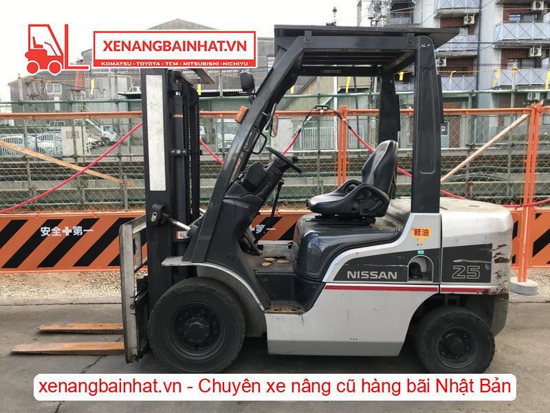 Xe nâng dầu 2.5 Tấn Nissan Y1F2M25 nâng cao 3m SX 2011