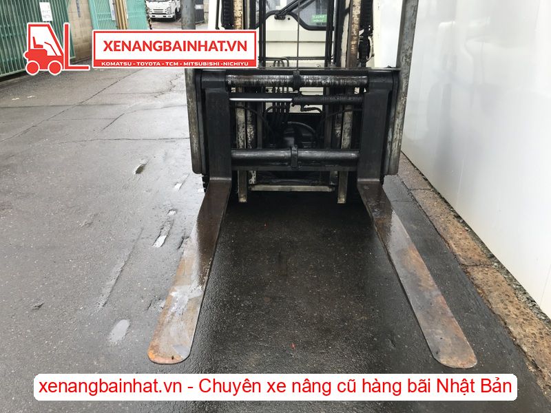 Xe nâng dầu 2.5 Tấn Nissan YL02A25 nâng cao 3m SX 2005