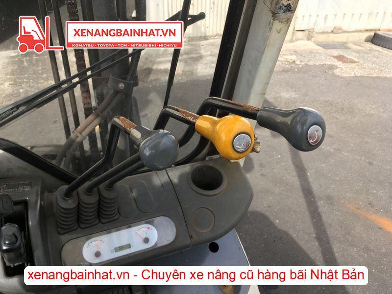 Xe nâng dầu 2.5 Tấn UNICARRIERS FD25T3Z nâng cao 4m SX 2015
